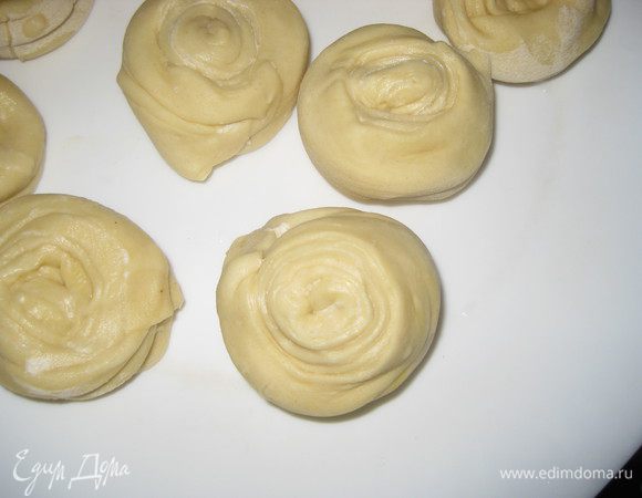 Далее каждый рулет приплюснуть срезом вверх. Получившиеся заготовки отправить на 20 минут в морозильную камеру.