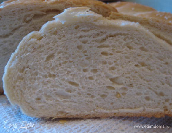 В ХБ закладываем все ингредиенты, согласно интсрукции, и включаем режим "тесто" на 1.5 часа.
Готовое тесто делим на две части и формируем батоны, руки смазываем оливковым маслом. Выкладываем батоны  на противень с пекарской бумагой, промазанной оливковым маслом. Сверху батоны накрываем пищевой пленкой и ставим на расстойку на 30 минут до увеличения в объеме в два раза. 
Лезвием или ножом, смоченными в оливковом масле делаем косые разрезы на батонах  под углом 45 С, смазываем яйцом с молоком, посыпаем кунжутом, маком или семечками.
Ставим в разогретую духовку до 180С на 25- 30 минут. Обязательно на самый низ духовки ставим и емкость с водой. Духовку не открыватьт.
Через 30-35 минут увеличиваем температуру духовки до 220С и еще выпекаем батоны 15-20 минут.
Готовые батоны накрываем полотенцем до остывания.