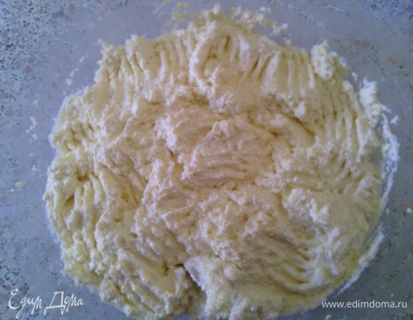 В творог добавить ваниль, соль и яйца. Хорошо растереть. Добавить манку, хорошенько перемешать и отставить набухать на 30мин.