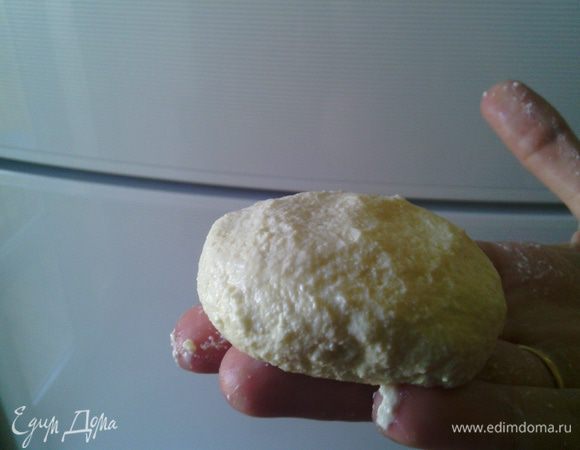 Нагреть сковороду, добавить масло (я жарю на топлёном, но можно и любое растительное без запаха). Из творожной массы, влажными руками, скатываем сырники (как небольшие котлетки)