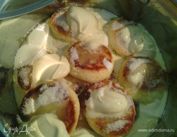 Таким образом складываем слоями все сырники. Накрываем кастрюлю крышкой и ставим на средний огонь. После закипания, убавляем огонь (чтобы были  маленькие бульбочки) и тушим 10 минут. 