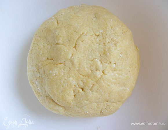 Из муки, творога, сливочного масла и щепотки соли замесить тесто. 