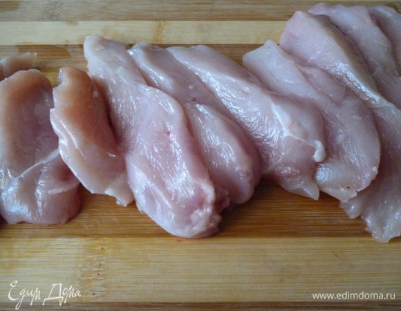 Куриное филе отделить от косточки.Большие куски нарезать поперек под углом(что бы была больше площадь среза)  толщиной 1,5-2 см.