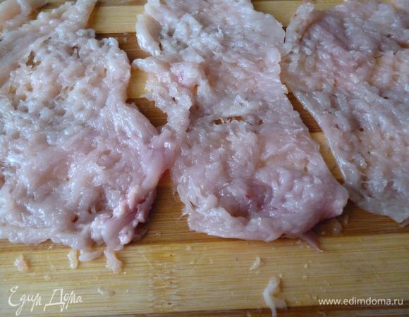Кусочки филе тонко отбить с двух сторон.
