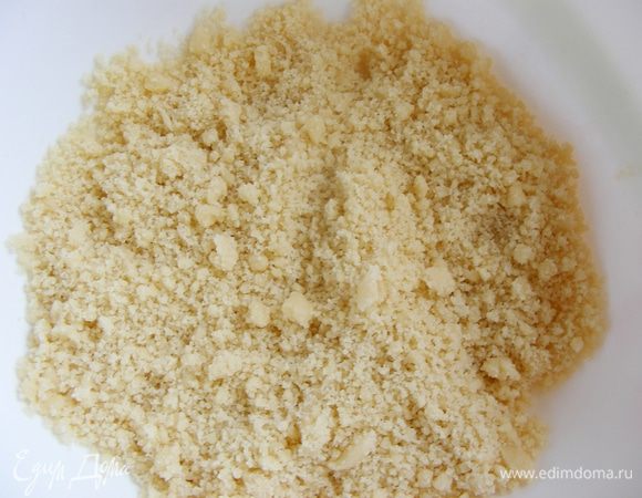Сахар обычный и ванильный, муку и сливочное масло растереть в крошку. 