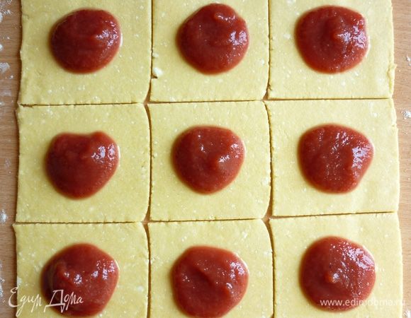 На каждый квадратик положить по 2 мал.ч.л. клубничного джема и сделать конвертики.