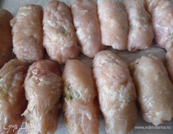 Свертываем рулетик и придаем ему форму котлетки.Теперь берем форму для запекания(у меня стеклянная),на дно наливаем столовую ложку растительного масла и 3 столовые ложки воды(или бульона).Выкладываем наши котлетки-рулетики.