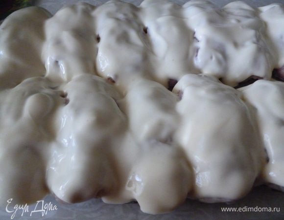 И затем равномерно распределяем соус.Закрываем крышкой и запекаем в духовке 40 минут при 170 градусах.