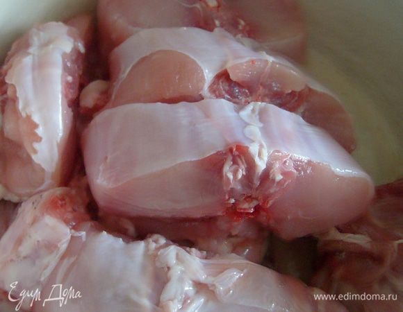 1. Предварительно вымочить кролика в воде с уксусом (я обычно добавляю уксус "на глаз"). Разделить тушку на небольшие порционные кусочки