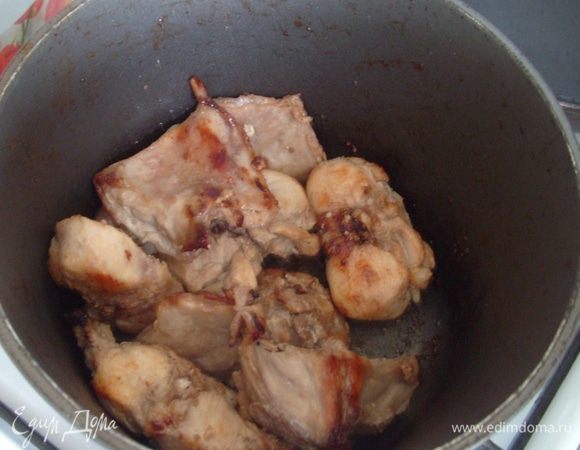 2. В кастрюле с толстым дном или утятнице обжарить кролика на оливковом масле до золотистой корочки