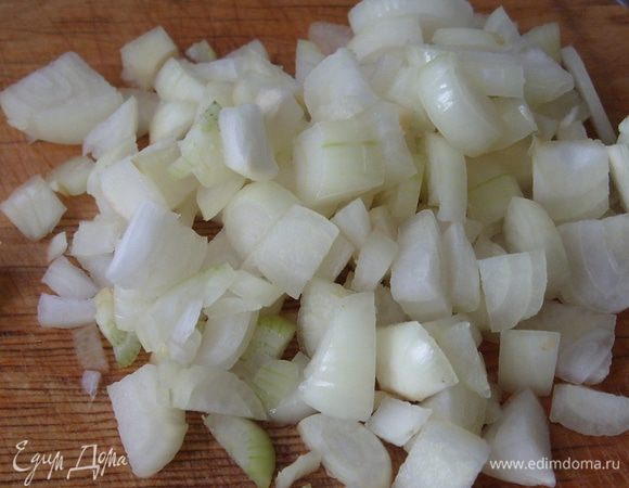 3. Крупно порезать лук.