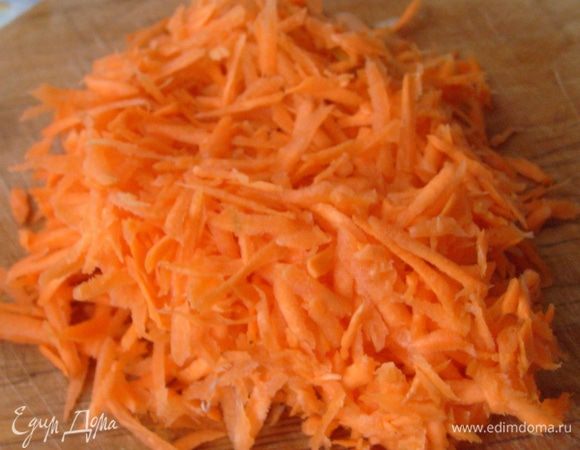 4. Морковь почистить и натереть на крупной овощной терке