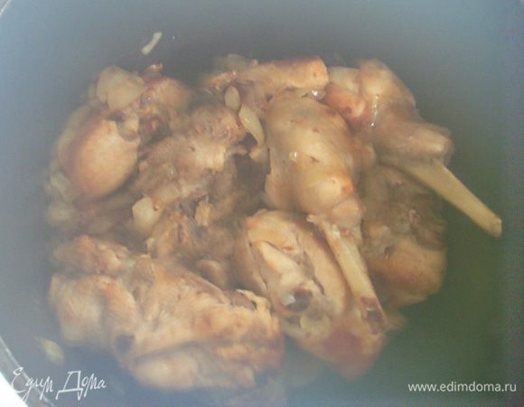 5. Добавить к кролику лук и жарить минут 5, до того момента пока лук не "отдаст" свой аромат.