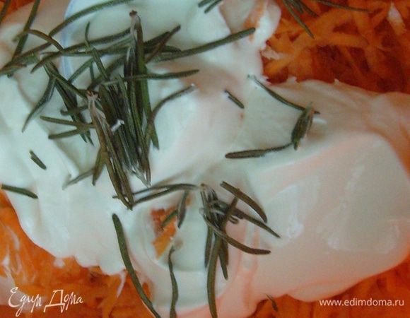 6а.  Добавить в кастрюлю морковь, сметану и листочки свежего розмарина... (если готовите кролика в сметанном соусе).