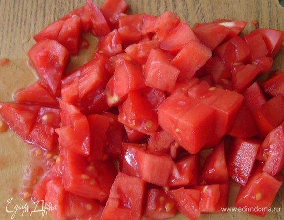 6б..  Добавить в кастрюлю морковь,листочки свежего розмарина, очищенные от кожуры и порезанные на кубики помидоры... (если готовите в томатном соусе)...