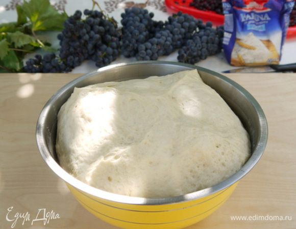 Приготовить опару. Растворить дрожжи в 100 мл чуть тёплой воды с чайной ложечкой сахара. Влить дрожжи в 50 гр муки, перемешать и оставить на 30 минут. Масса начнёт пузыриться и расти.

Через 30 минут добавить в опару оставшуюся муку, 120 мл тёплой воды, 5-6 ст.ложек оливкового масла, 80 гр сахара, щепотку чёрного перца и щепотку соли. Вымесить тесто в течении 10 минут. Оно получается гладким, но довольно крутым. Разрезать тесто накрест и поставить  подниматься до увеличения объёма вдвое или даже больше.