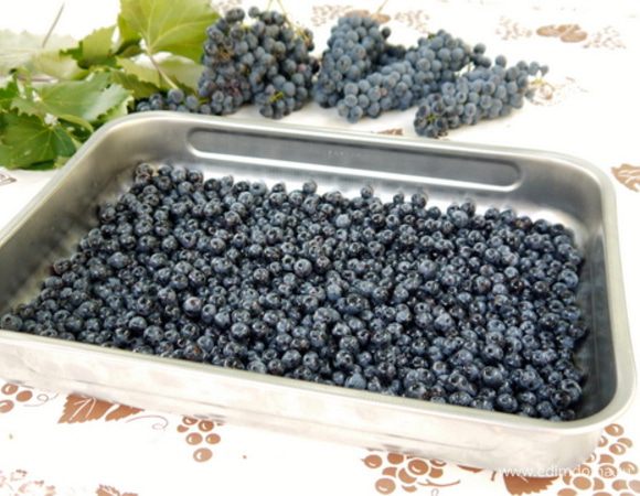 Тем временем вымыть виноград, отделить ягодки и поместить их на противень с высоким бортом. Поставить в разогретую до 180° духовку на 20 минут, чтобы подсушить виноград.