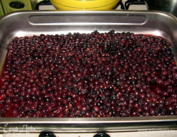 Образуется сок. Слить сок в миску.