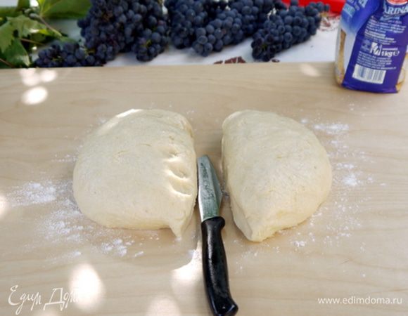 Поднявшееся тесто обмять, но не вымешивать. Разделить на две равные части