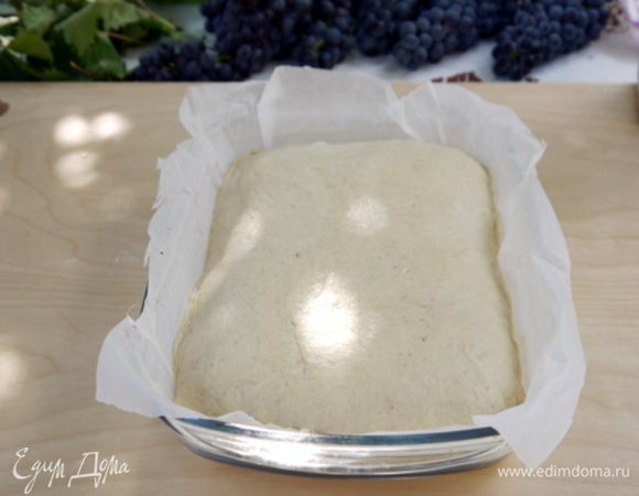 Накрыть вторым пластом теста и скрепить края, нажав на них.
