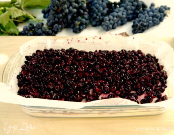 Распределить оставшийся виноград и присыпать его оставшимся сахаром.
