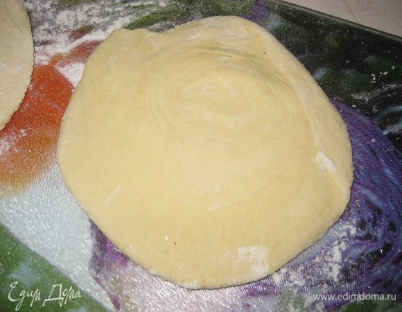 Раскатываем каждый кусочек теста в круг диаметром прибл.10-13 см. Раскатываем так., что-бы в центре получилась улитка.