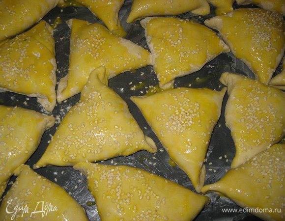 Перекладываем самсу на противинь улиткой наверх, смазываем яйцом, посыпаем кунжутом. Выпекаем при темп.200гр 20-30 минут (ориентируйтесь на свою духовку, я пекла 30 минут, хотя в рецепте было указано 20 минут).