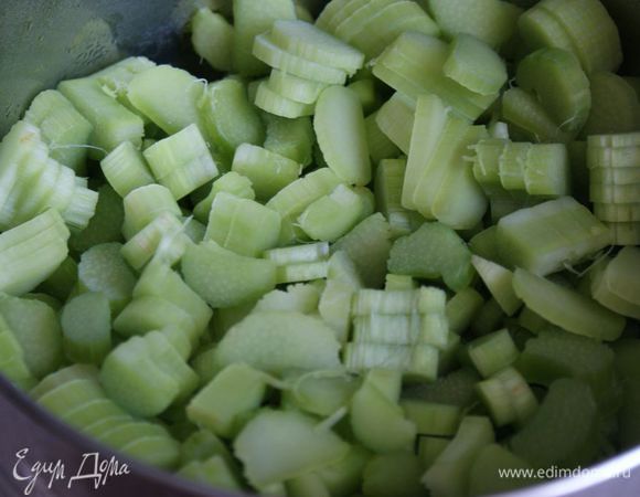 Ревень очистить от пленок и нарезать пластинками.
