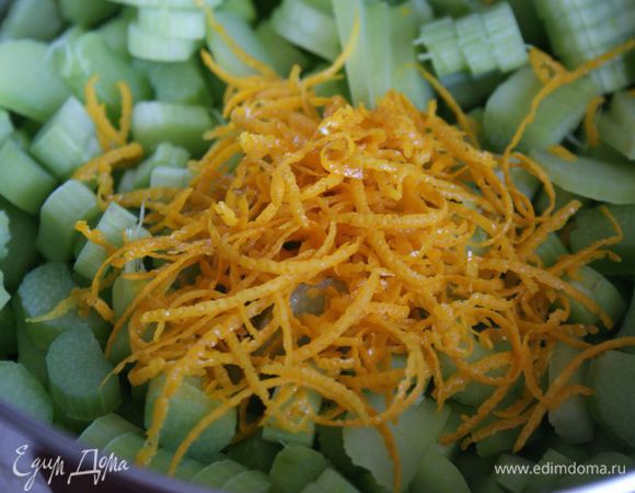 С апельсина снять цедру специальным ножом или натереть на терке.
