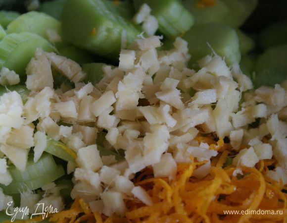 Имбирь мелко нарезать.
