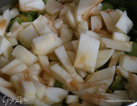 Яблоки нарезать небольшими кусочками.
