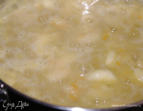 Всыпать сахар и постоянно помешивая варить 10 минут. Потом увеличить огонь и варить 10-12 минут.
