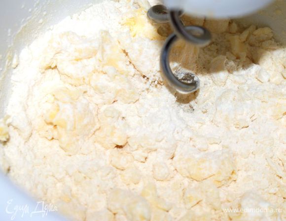 Добавить соль и муку.

