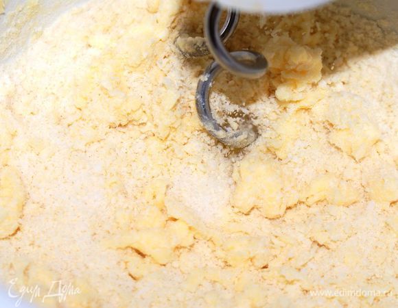 Добавить кокосовую стружку.

