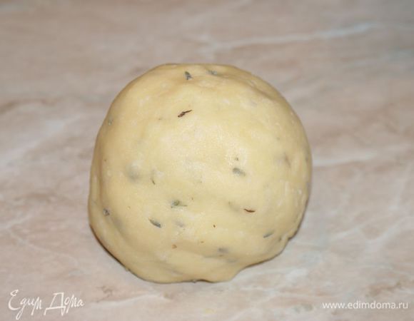 Скатать тесто в шар.
