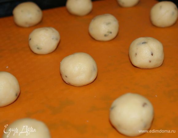 Слепить из теста шарики размером в грецкий орех.
