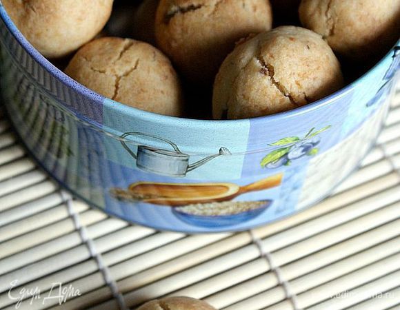 Духовку разогреть до 180 градусов. Выпекать печенье 15-18 минут до легкой золотистости. 

Приятного аппетита!