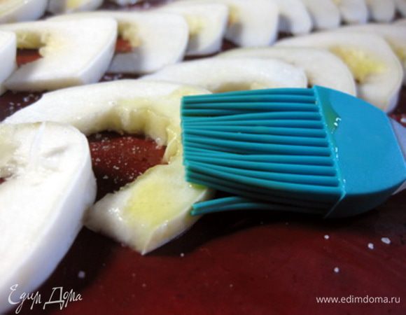 Четвертинки патиссона нарезать пластинками толщиной 3-5 мм и выложить на противень, смазать рафинированным оливковым маслом.