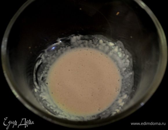 В небольшой чаше смешать теплую воду, дрожжи и сахар. Дать постоять 10 мин. Объем должен увеличиться.