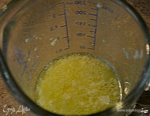 Пока тесто у нас отдыхает. Приготовим чесночное масло.1/4 стак.слив.масла растопить на мален.огне. Добавить чеснок порезанный.И готовим примерно 2 мин. вместе.