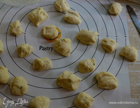 Готовое тесто выложим на припыленную мукой поверхность. Разделим его на 24 части /у меня вышло меньше/.