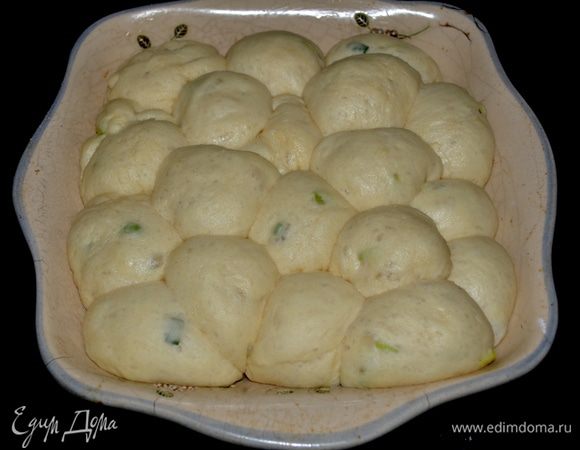 Шариками небольшими выложим на приготовленное блюдо и поставим в теплое место на 45 мин. на расстойку.Шарики увеличатся в размере.