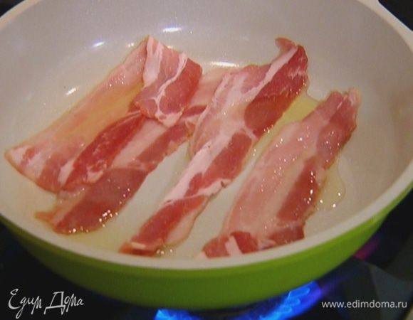 Разогреть в сковороде оливковое масло и обжаривать бекон до появления золотистой корочки.