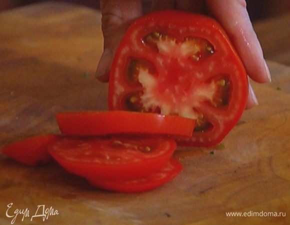 Помидоры нарезать кружками толщиной 5 мм. Выложить помидоры в дуршлаг, посолить и поставить в раковину или на тарелку, чтобы стек лишний сок.