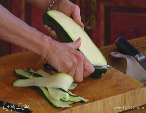 Цукини, не очищая, нарезать тонкими длинными полосками (можно воспользоваться овощечисткой).