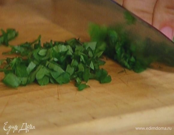 Петрушку мелко порубить.