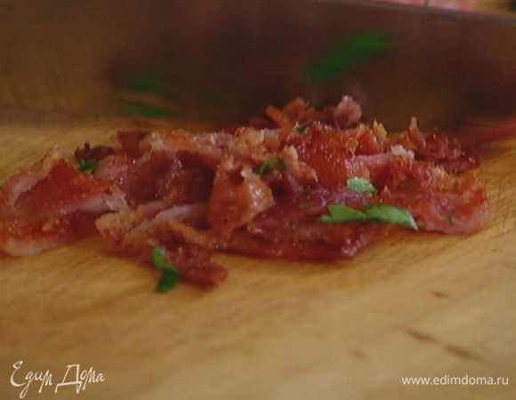 Обжаренный бекон мелко порезать.