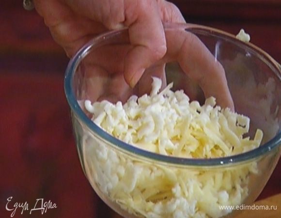 Чеддер и моцареллу натереть на крупной терке.