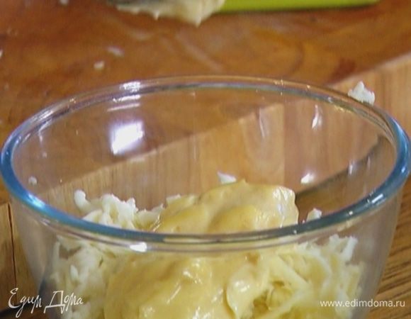 К натертому сыру добавить майонез и все перемешать.