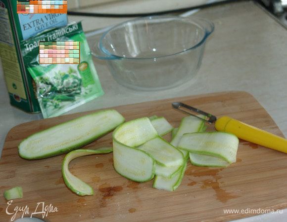 Нарезать кабачок тонкими и длинными ленточками.